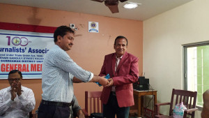 District secretary, Arup Laha, felicitated veteran scribe Taraknath Roy during the AGM.